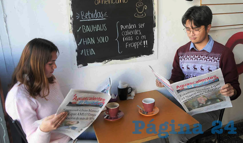 Grupo de personas desayunando.