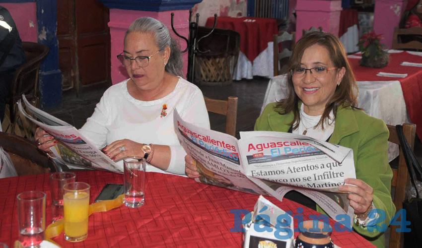 Grupo de personas desayunando.