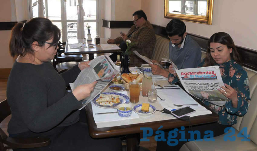 Grupo de personas desayunando.