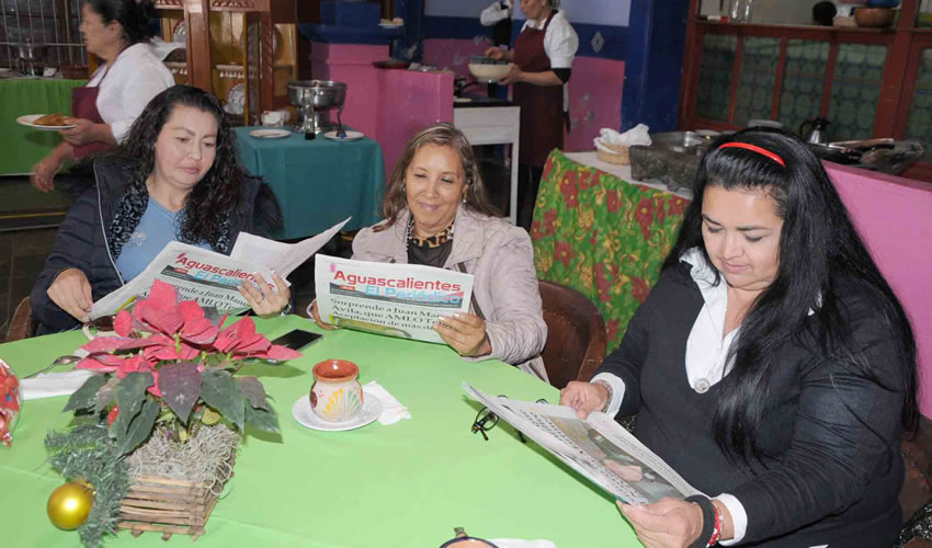 Grupo de personas desayunando.