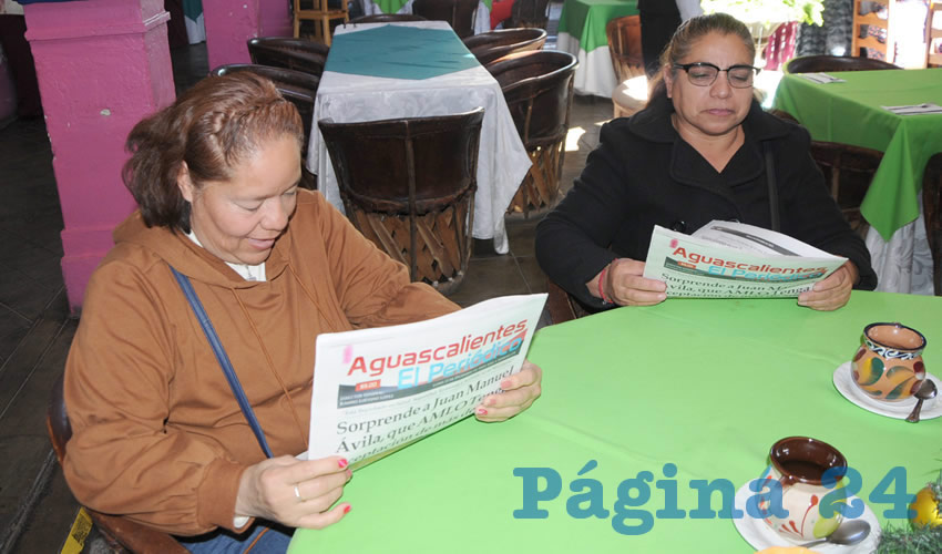 Grupo de personas desayunando.