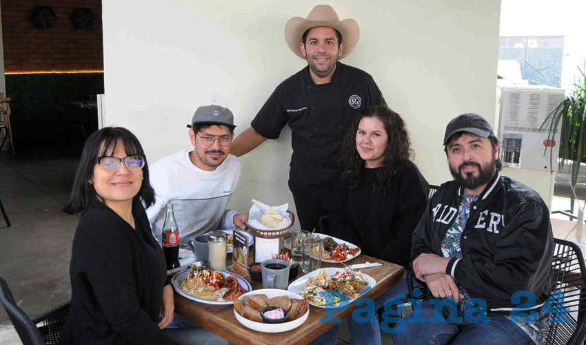 Grupo de personas desayunando.