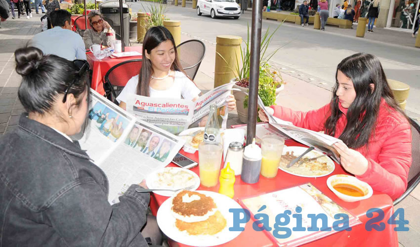 Grupo de personas desayunando.