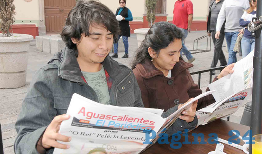 Grupo de personas desayunando.