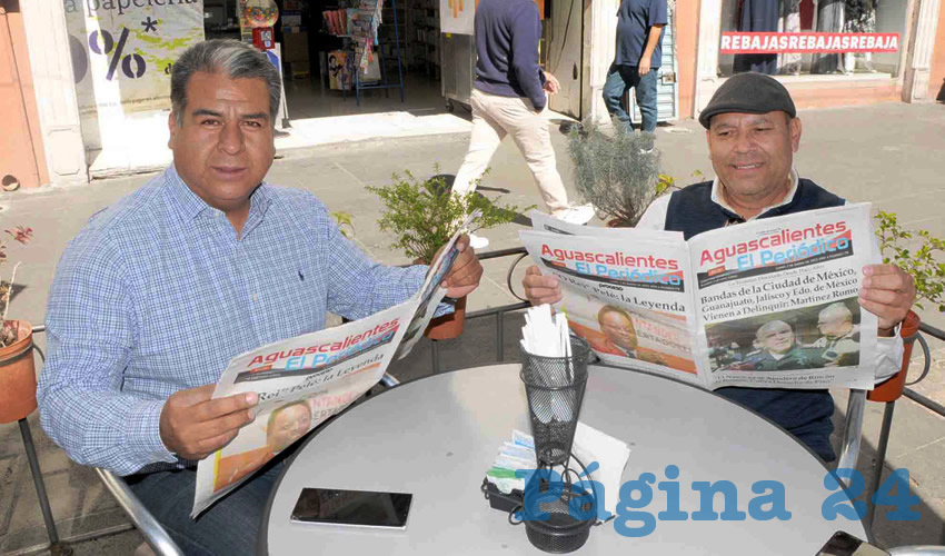 Grupo de personas desayunando.