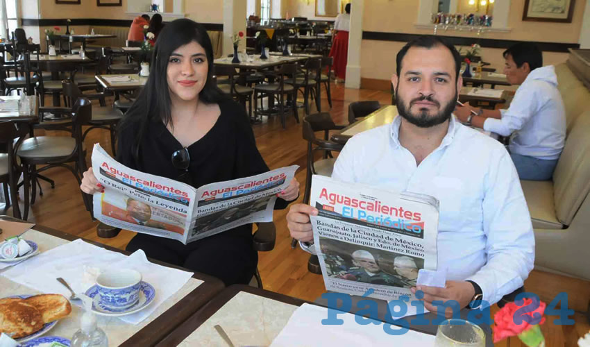 Grupo de personas desayunando.