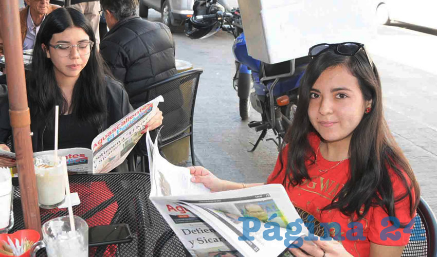 Grupo de personas desayunando.