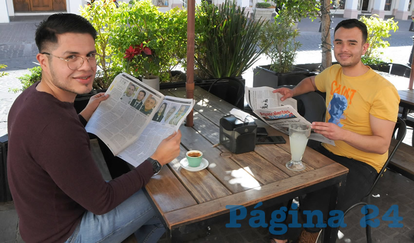 Grupo de personas desayunando.