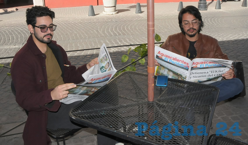 Grupo de personas desayunando.