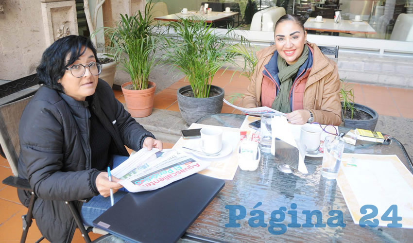 Grupo de personas desayunando.