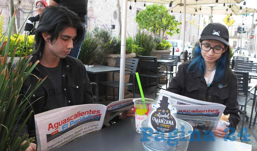 Grupo de personas desayunando.