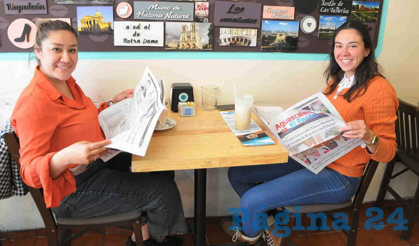 Grupo de personas desayunando.