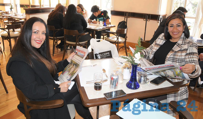 Grupo de personas desayunando.