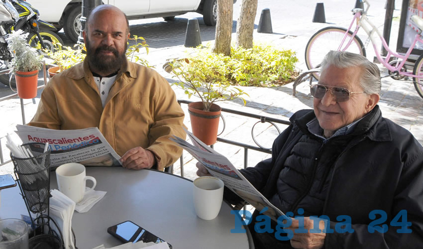 Grupo de personas desayunando.