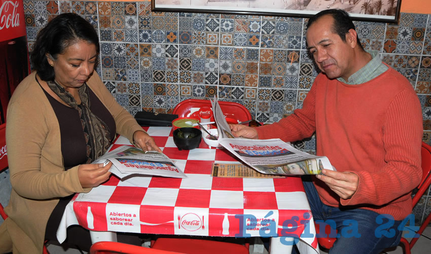 Grupo de personas desayunando.