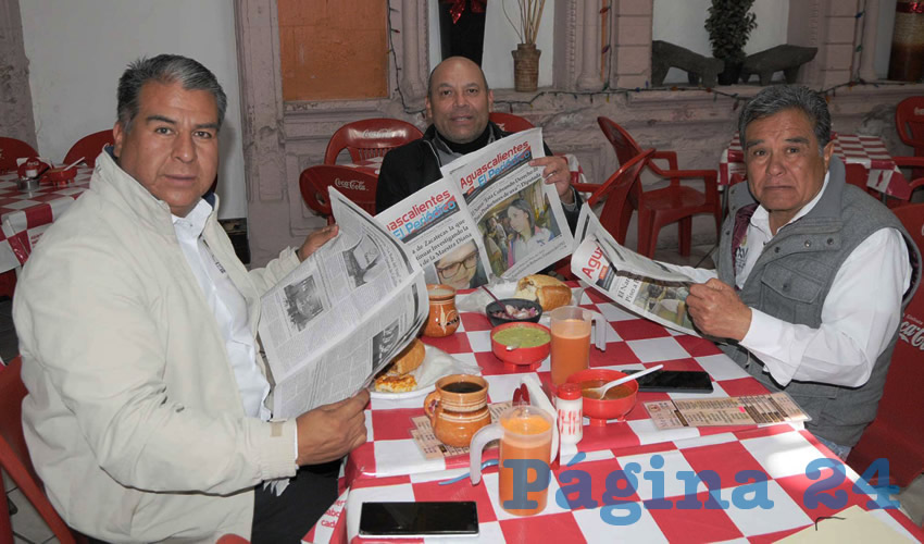 Grupo de personas desayunando.