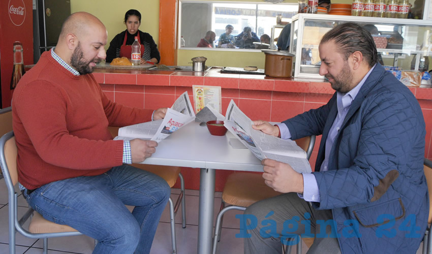 Grupo de personas desayunando.