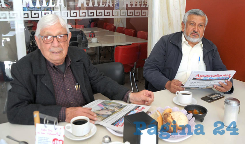 Grupo de personas desayunando.