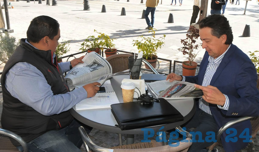 Grupo de personas desayunando.