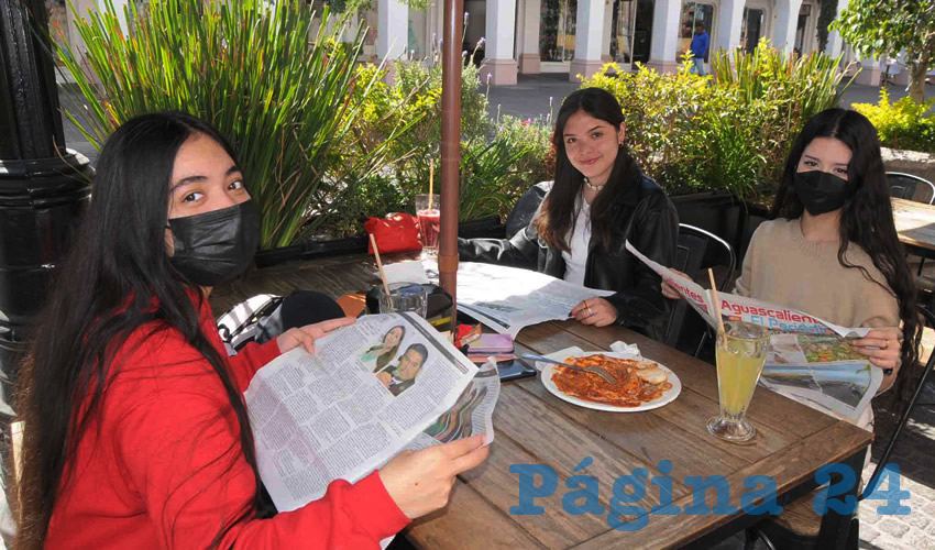 Grupo de personas desayunando.