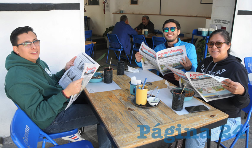 Grupo de personas desayunando.