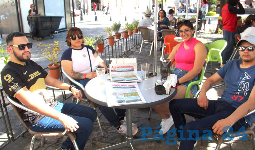 Grupo de personas desayunando.