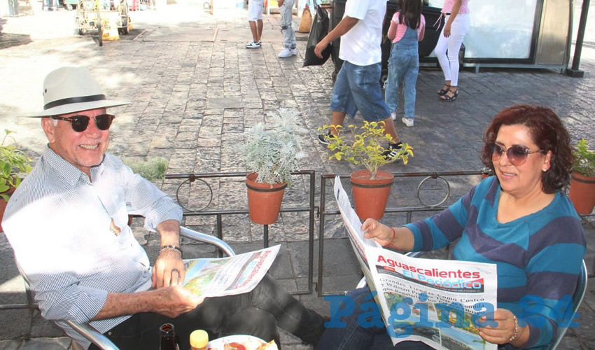 Grupo de personas desayunando.