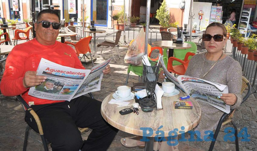 Grupo de personas desayunando.