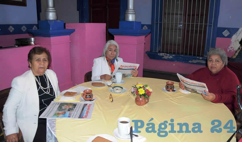 Grupo de personas desayunando.