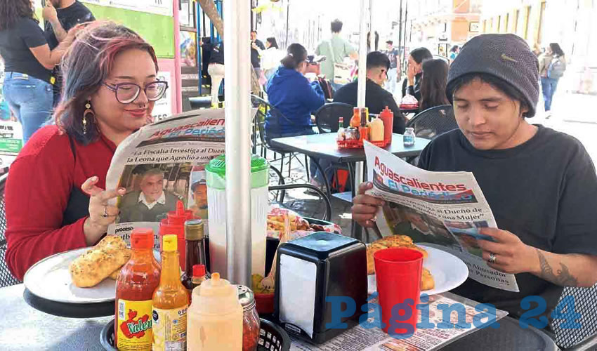 Grupo de personas desayunando.