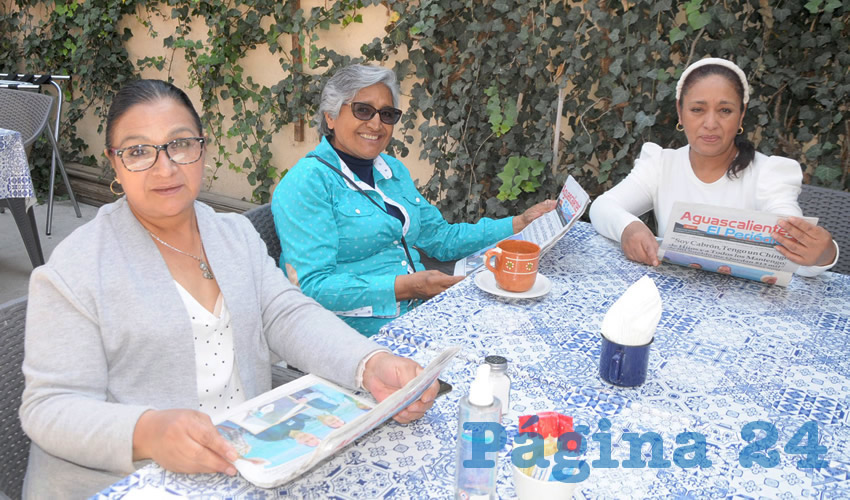 Grupo de personas desayunando.