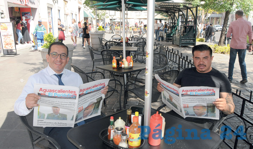 Grupo de personas desayunando.