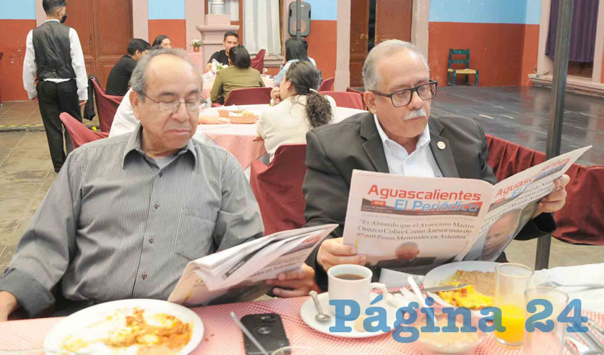 Grupo de personas desayunando.