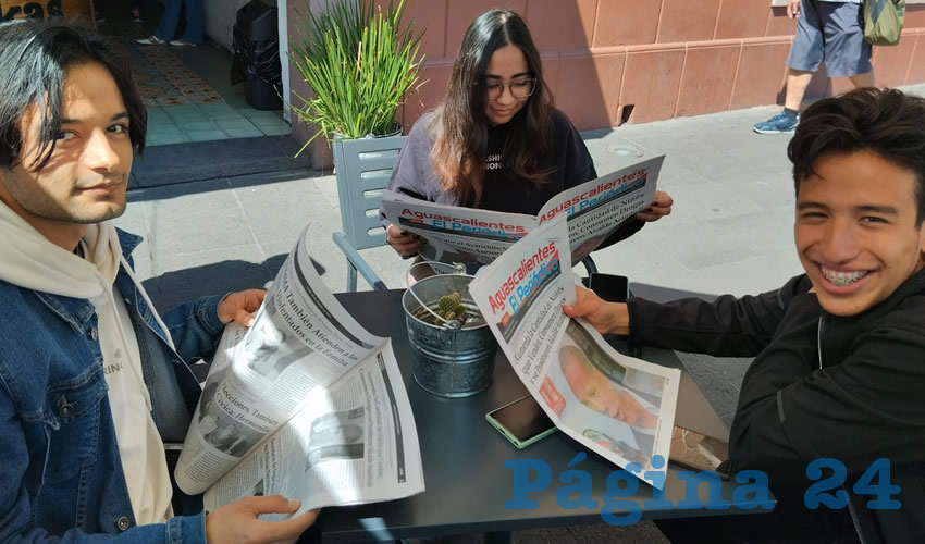 Grupo de personas desayunando.