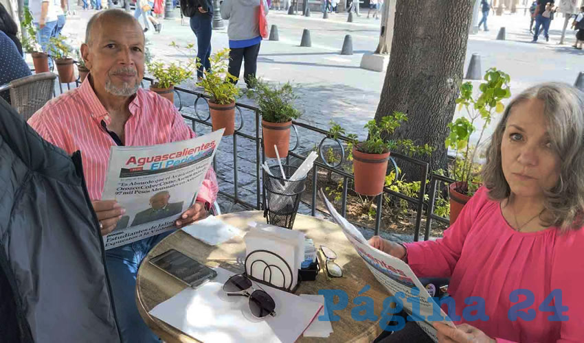 Grupo de personas desayunando.