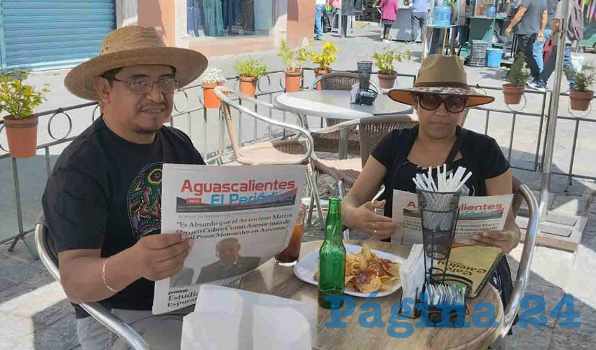 Grupo de personas desayunando.