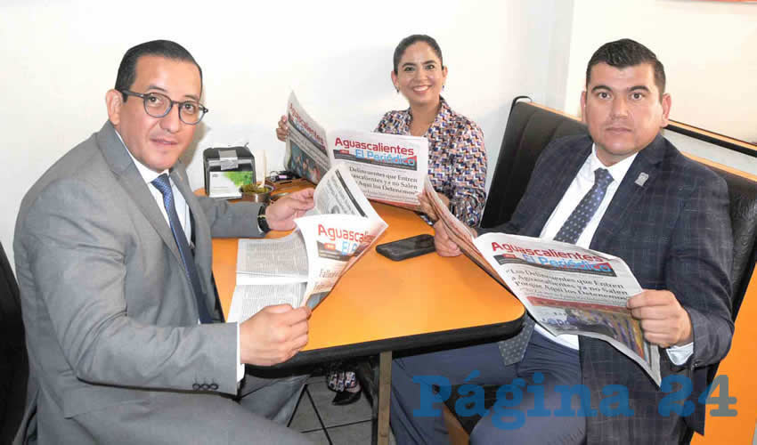 Grupo de personas desayunando.