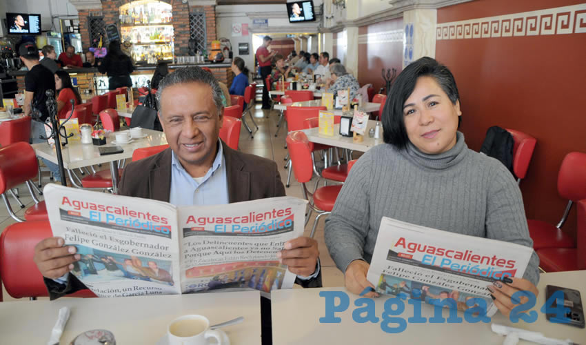 Grupo de personas desayunando.