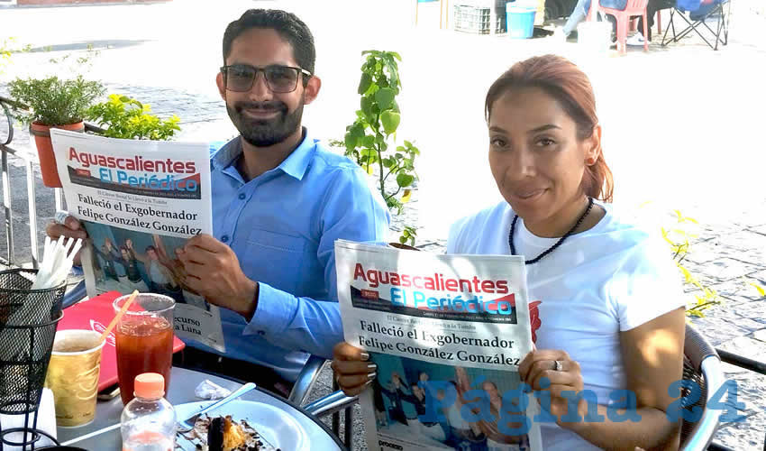 Grupo de personas desayunando.