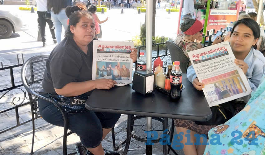 Grupo de personas desayunando.