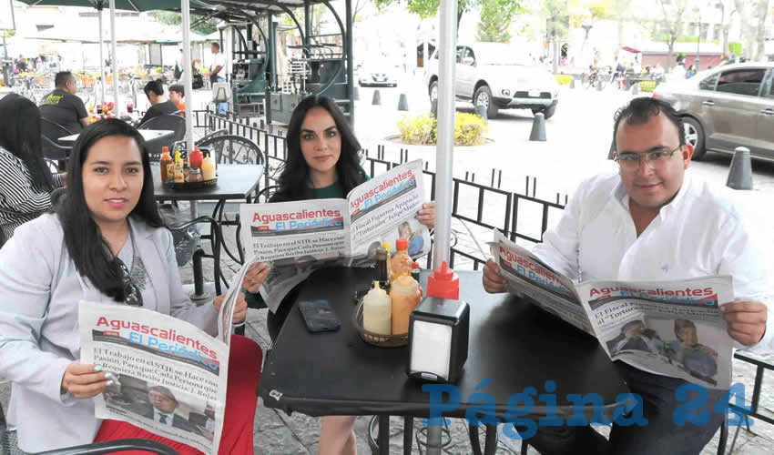 Grupo de personas desayunando.