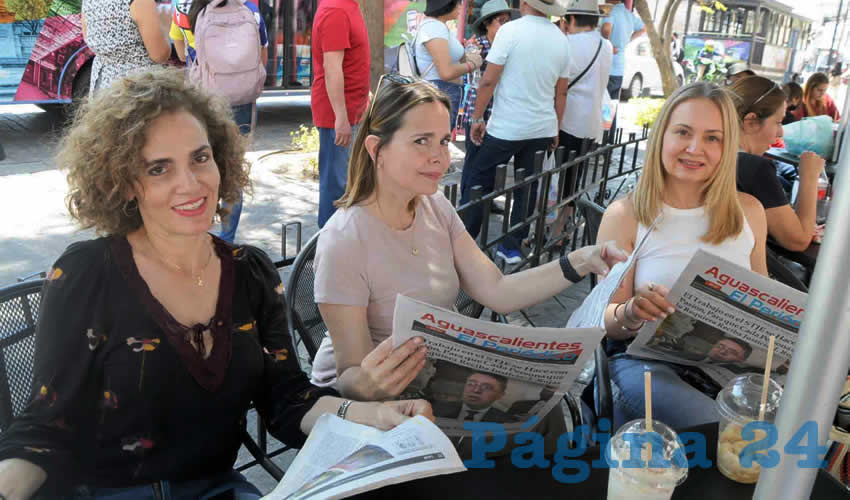 Grupo de personas desayunando.