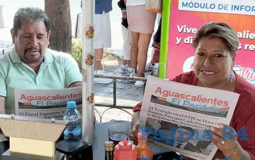 Grupo de personas desayunando.