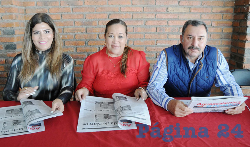 Grupo de personas desayunando.