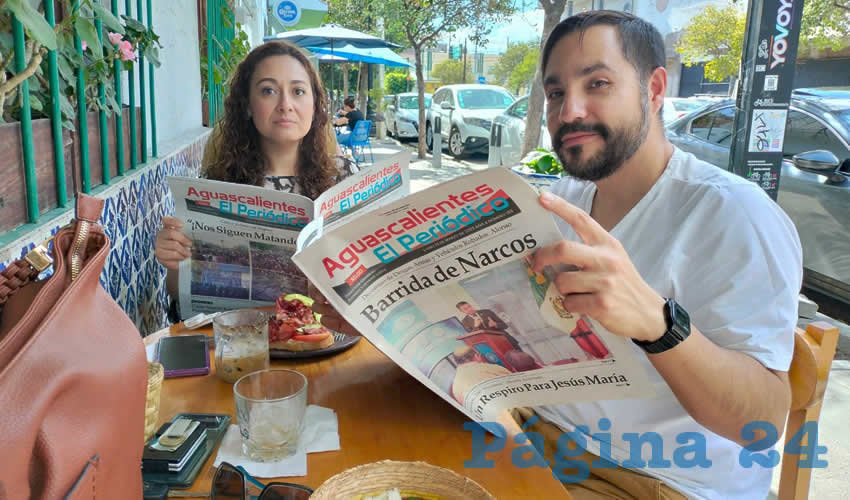 Grupo de personas desayunando.