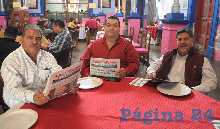 Grupo de personas desayunando.