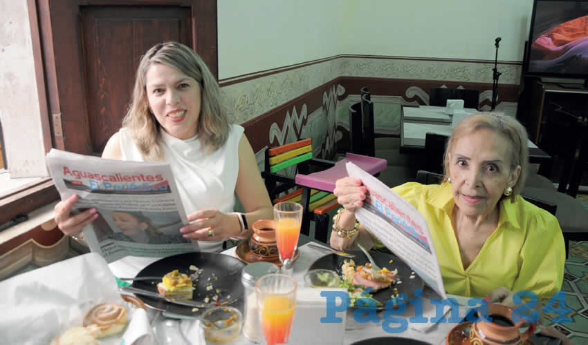 Grupo de personas desayunando.