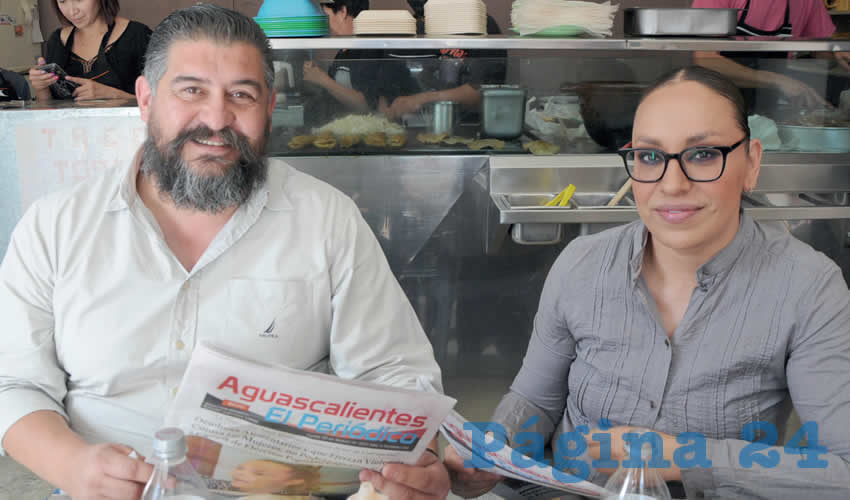 Grupo de personas desayunando.