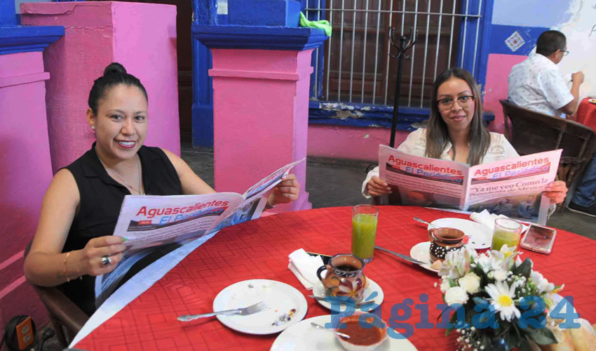 Grupo de personas desayunando.