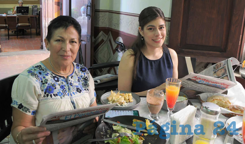 Grupo de personas desayunando.